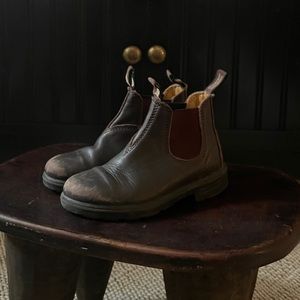 Boys blundstones